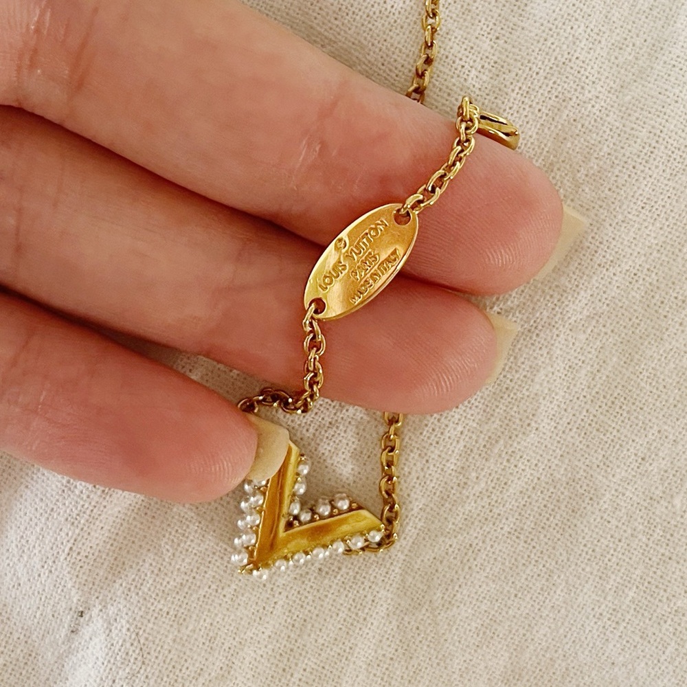 LOUIS VUITTON Essential V Pearl Bracelet - Picture 4 of 5